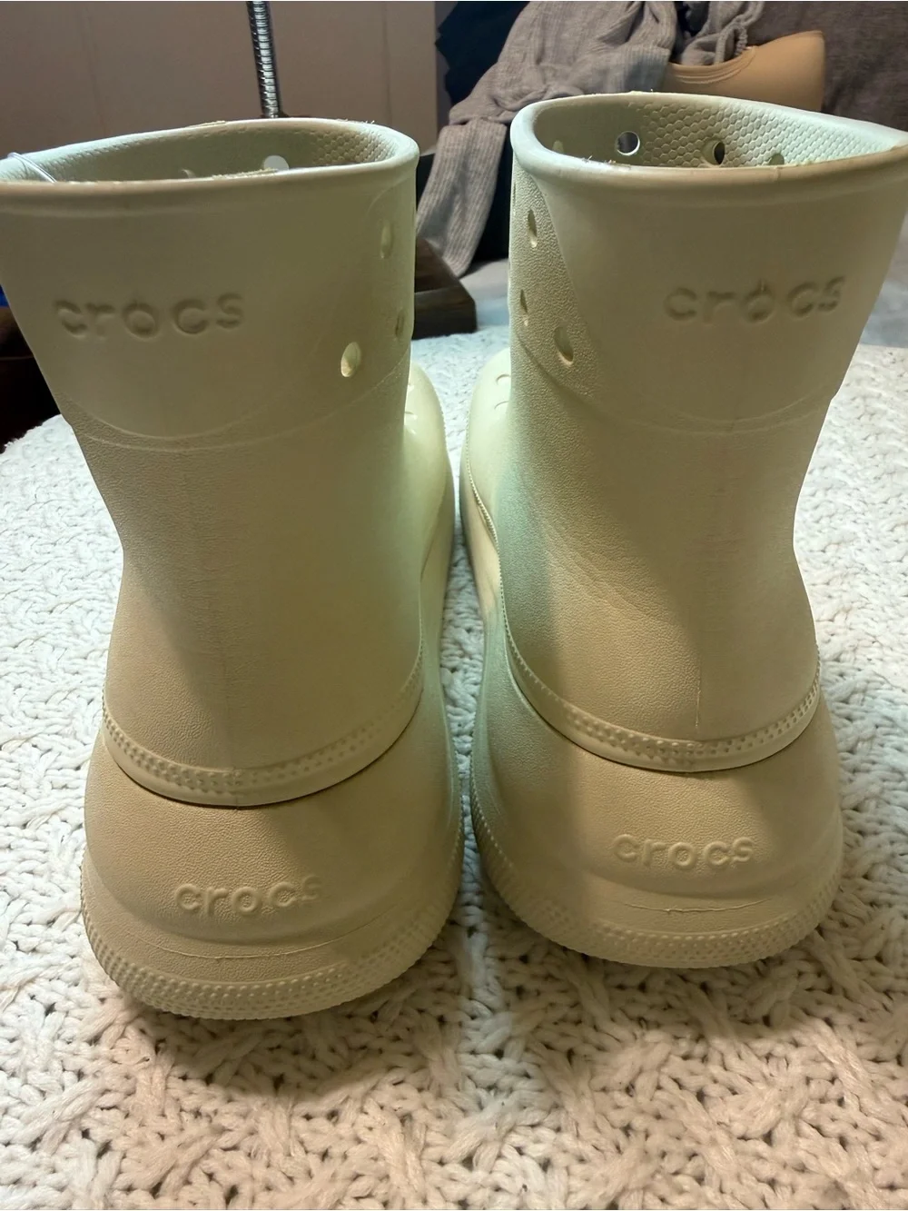 CROCS unisex women’s 8 Men’s 6 Cream Lightweight Waterproof Slip-On Rain Boots